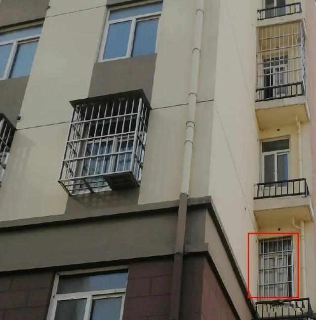 防盗窗：楼上邻居把防盗窗装我家空调外机上，邻居：你可以装在防盗窗外面