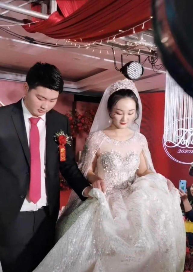 朱之文|朱之文儿子结婚,婚礼现场满满的商业气息,合影时岳父一脸不满意