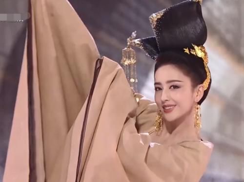 佟丽娅|腿被裙摆缠住，看清佟丽娅的救场方式，确定不是提前设计？