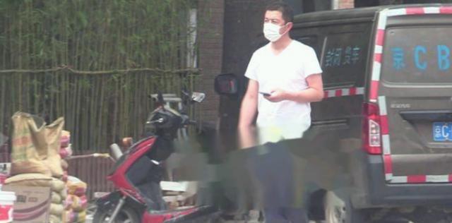 本田冠道|传生意低迷后，李亚鹏4S店看千万级豪车，多次趴窗咨询却空手而归