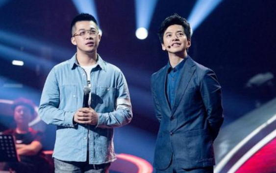 李健|《好声音》8年没人敢提的名字，却被李健无意提起，幸好那英不在