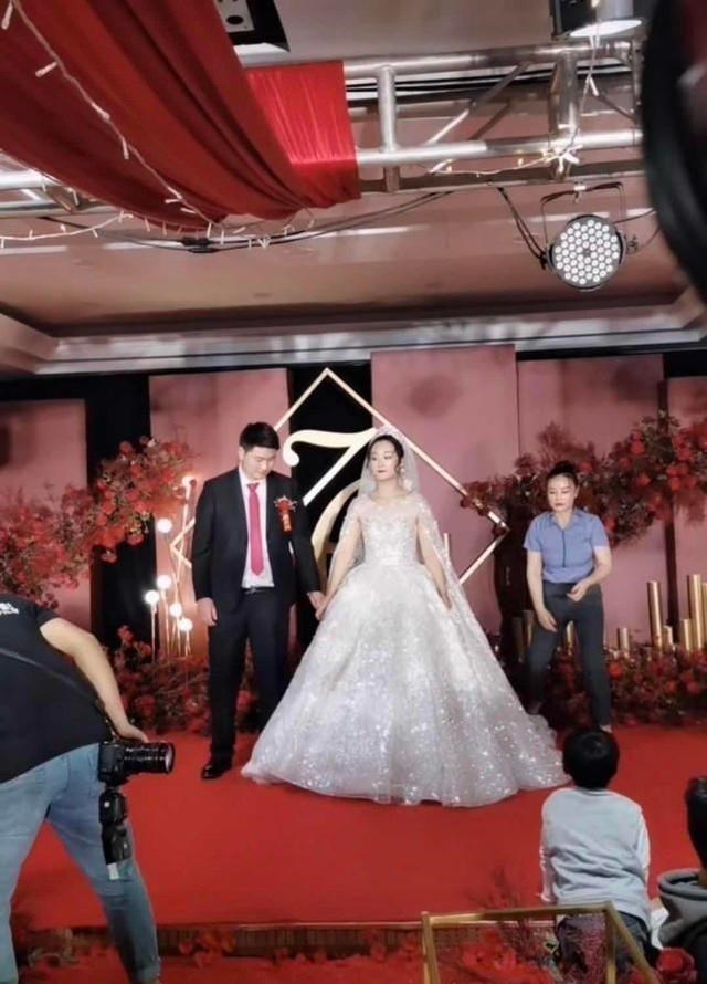 朱之文|朱之文儿子结婚,婚礼现场满满的商业气息,合影时岳父一脸不满意