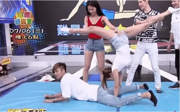 「罗志祥」当女艺人“倒立劈叉”，主持人的手不是亮点，罗志祥才是尬？