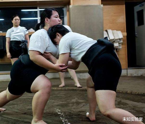 日本女子相扑辛酸史:因\不洁\被禁止上台,被当成\揽客\工具