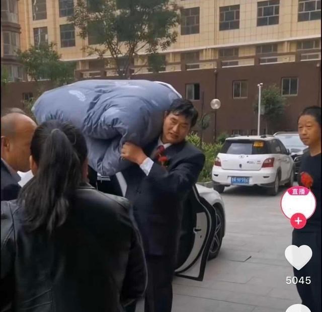 朱之文|朱之文儿子结婚,婚礼现场满满的商业气息,合影时岳父一脸不满意