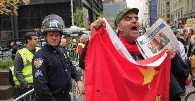 美国▲美国街头出现五星红旗,白人手持《中国日报》高喊:我们需要中国