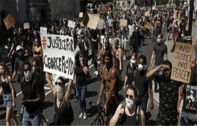 美国：黑人示威者“完了”！前总统雕像被示威者摧毁，引发美国群众怒火