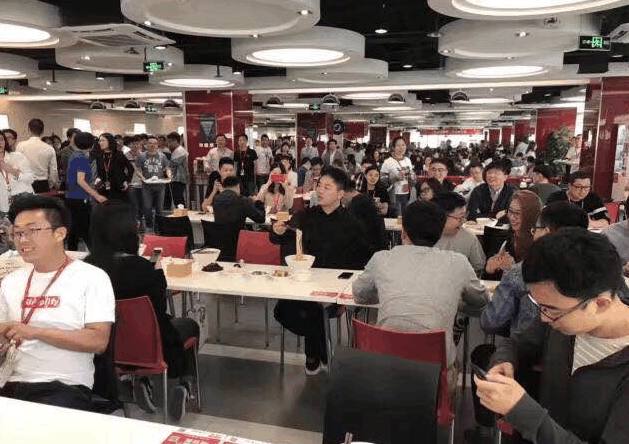 [刘强东]不给老板面子！刘强东独自到食堂吃饭，公司员工都不和他打招呼！