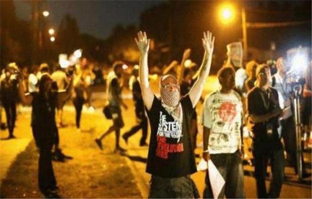 美国：黑人示威者“完了”！前总统雕像被示威者摧毁，引发美国群众怒火