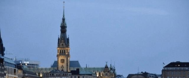 「玛丽莲·梦露」英国“最污”的雕像，每天吸引万名游客观赏，女游客不让老公看