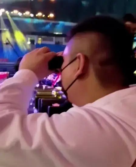 李天佑|老李与辛巴大哥现身歪歪盛典活动现场，天佑三亚海上冲浪！