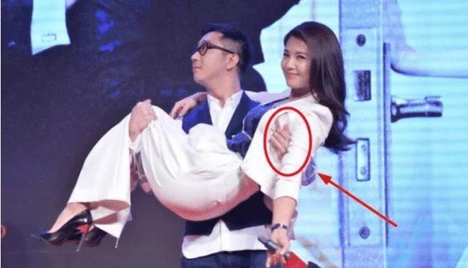 王自健|刘涛被王自健当众“公主抱”，满脸的无奈！手部动作暴露人品！