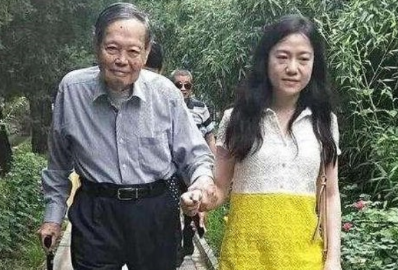 杨振宁|98岁的杨振宁同意40岁妻子改嫁，翁帆感动落泪，遗产分配究竟给谁