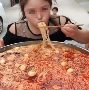 「牛奶」网红主播吃60斤“螺蛳粉”，喝一口汤后穿帮了，直接掉粉一百万！