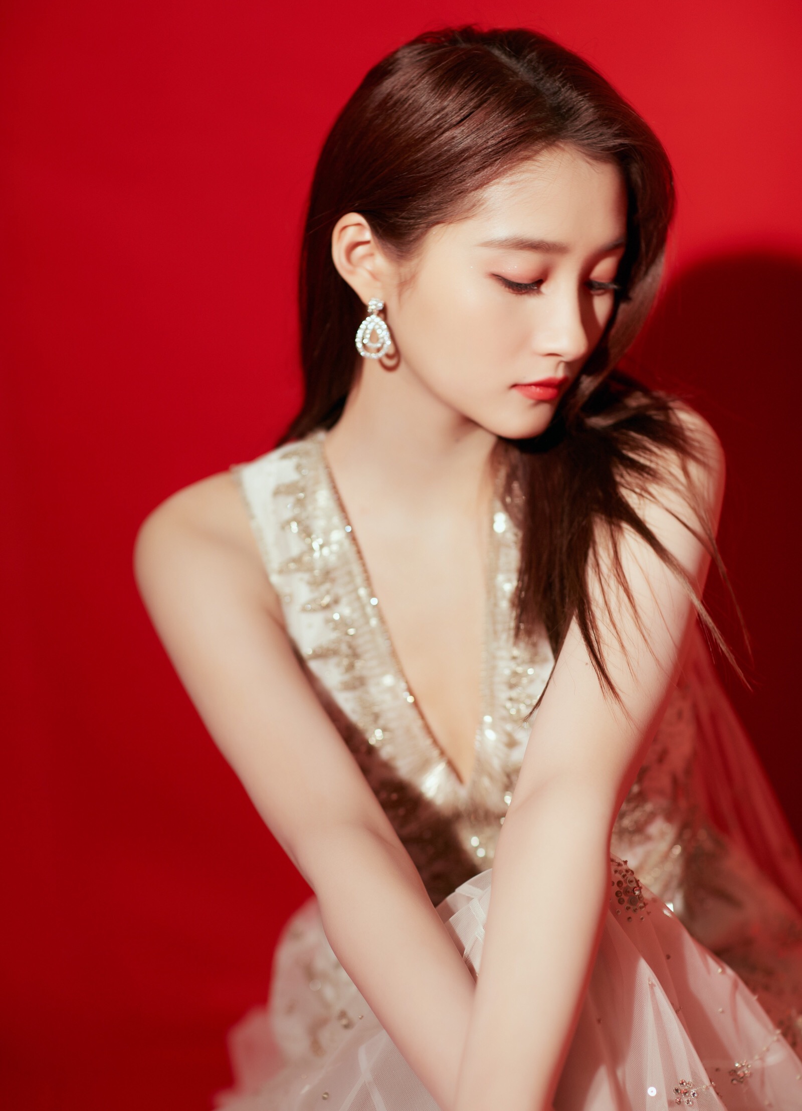 #关晓彤#关晓彤拍“卫生棉”广告未P图曝光，看到照片后，网友：原来鹿晗好这口
