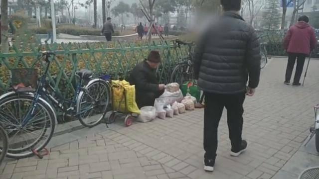 融媒看看 大媽嘗花生不買到處吐殼，七旬大爺默默撿起：不能給環衛添麻煩