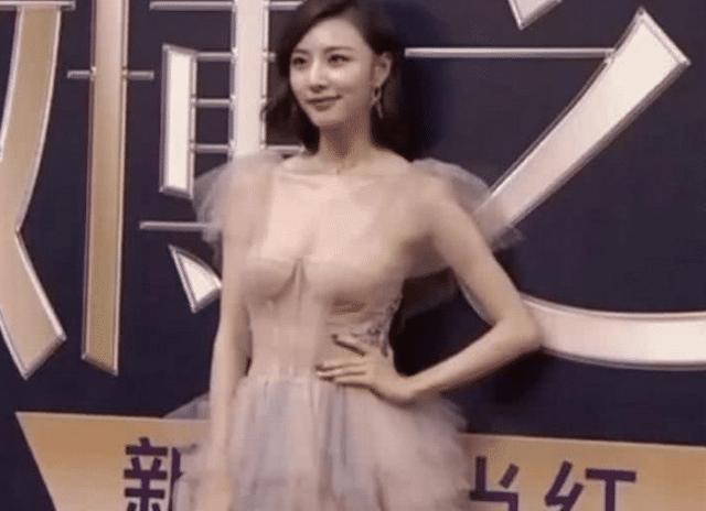 「柳岩」她曾是清纯玉女，因名气不高风格大变，龚玥菲柳岩都没她敢穿