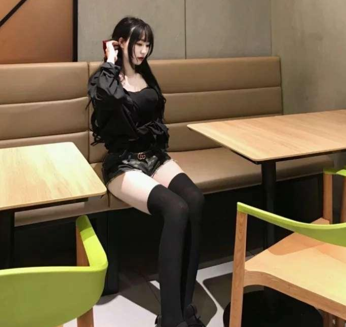 |“聊了一个月的网友奔现了，现在该怎么办？”她在喝水我不敢跑！哈哈哈哈哈～