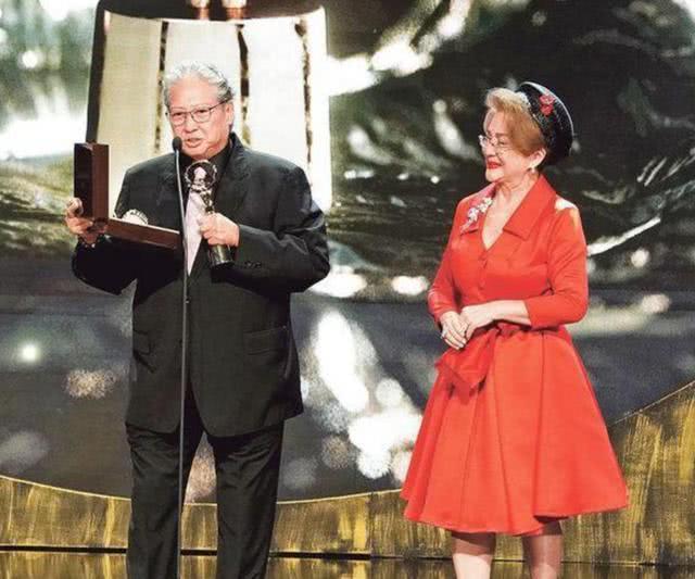 洪金宝|洪金宝怎么了？瘦到脱相判若两人，满头白发显苍老，友人到其家中探望