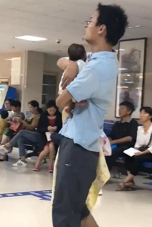 “人贩子”爸爸火了!在医院抱娃“慌张可疑”,路人:差点报警了