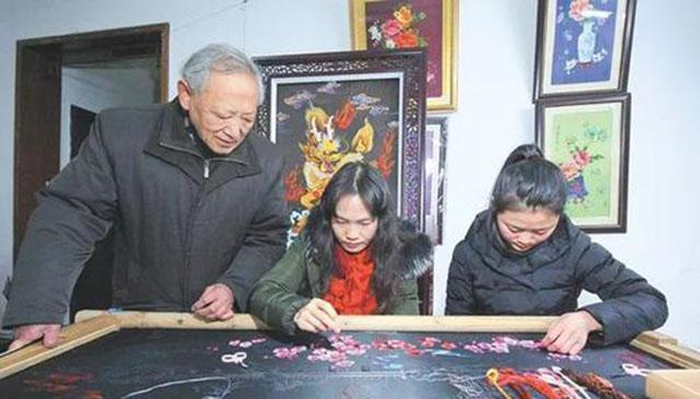 77岁大爷一身绝技无人传承,每月拿3000元退休金,倒贴钱收徒弟