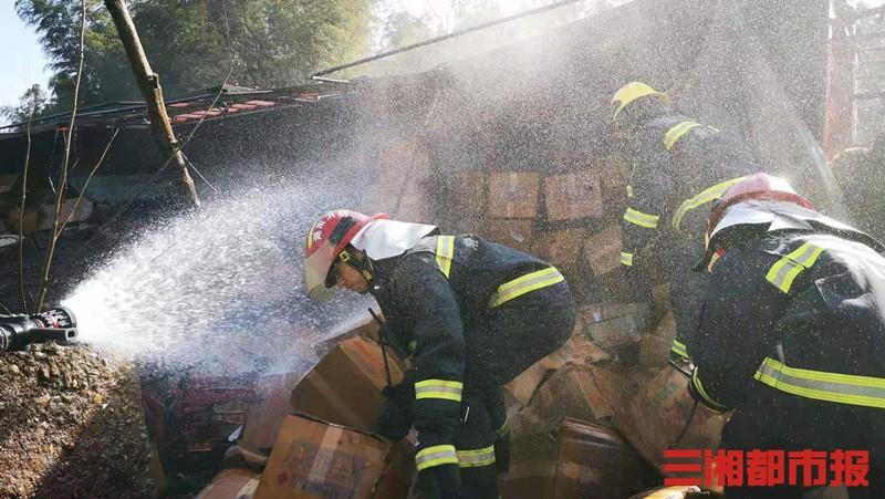 光线新媒 险！运送20吨300件鞭炮车辆侧翻，常德汉寿消防成功处置