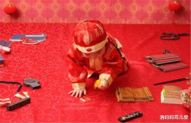 一岁男婴“抓周”,毫不犹豫拿起这东西不撒手,奶奶气得整宿没睡