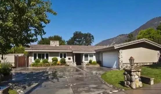 晒晒王宝强在美国的豪宅，周围都是荒无人烟，装修是80年代风格