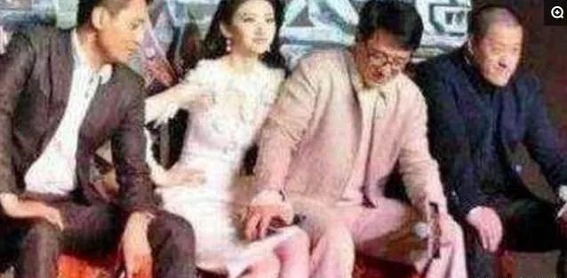 成龙|有种“尴尬”叫成龙被抓拍，看过8张照片后，品品哪张最尴尬？
