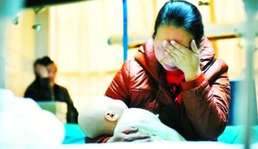 “人贩子”爸爸火了!在医院抱娃“慌张可疑”,路人:差点报警了