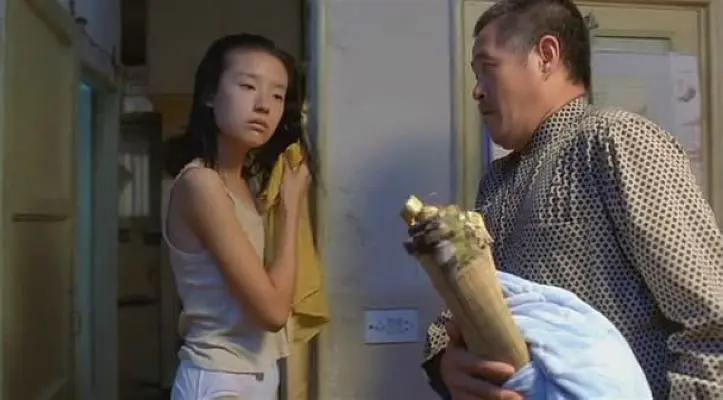 董洁|董洁19年前有多能撩？看看这教科书般的演技，“牺牲”真的还挺大