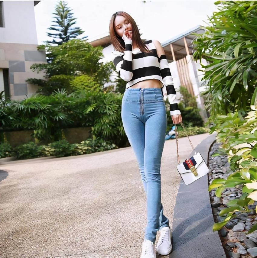 |“姑娘,长得好看也不能这样穿啊,裤子上的拉链好尴尬!”啊哈哈哈哈!