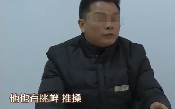 业主不交5元停车费被拦,把烟头丢保安脸上,被保安一砖头砸倒