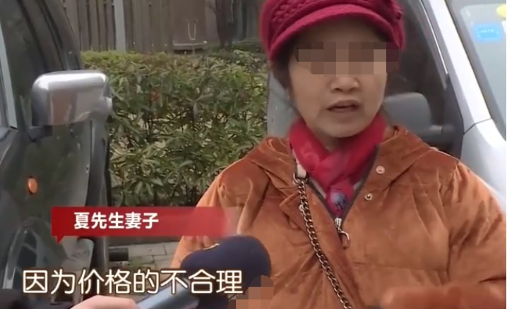 业主不交5元停车费被拦,把烟头丢保安脸上,被保安一砖头砸倒