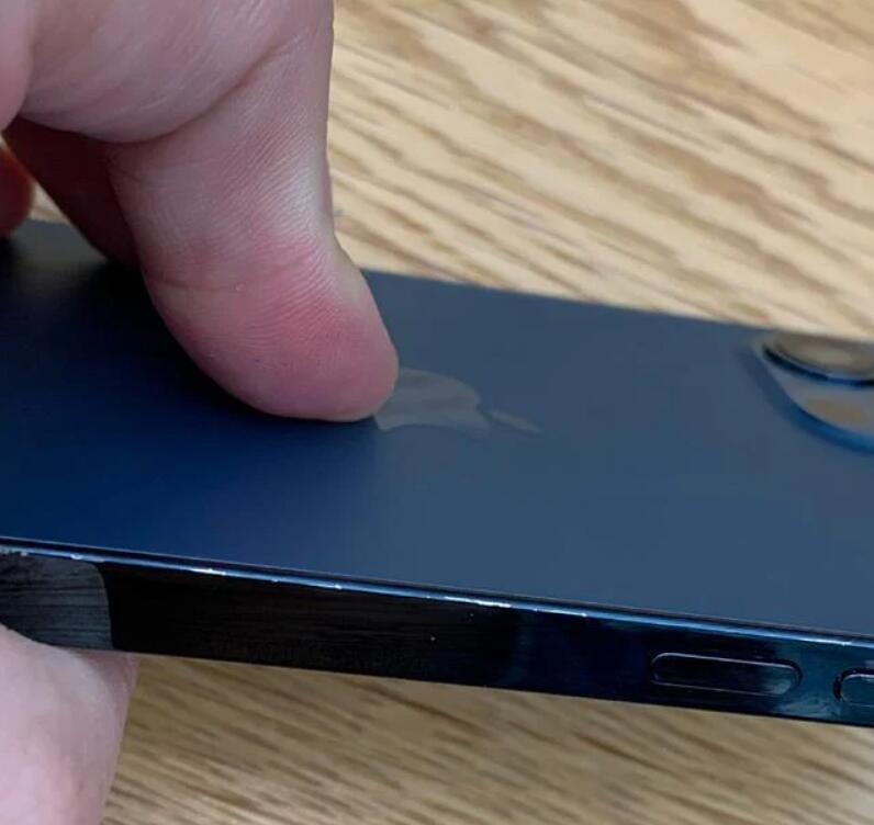 iphone12还没用就开始掉漆?网友吐槽:边框这么不耐划吗?