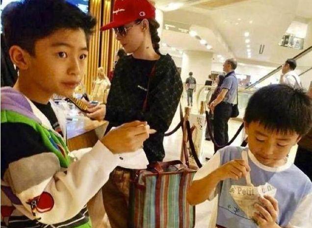 王菲|又分手了？继谢霆锋做完财产公证后，王菲被曝与神秘男子亲密搂肩