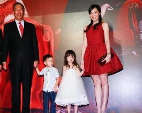 [赌王]26岁嫁给65岁富豪，10年生下5个孩子，丈夫每月给她十几万却不要