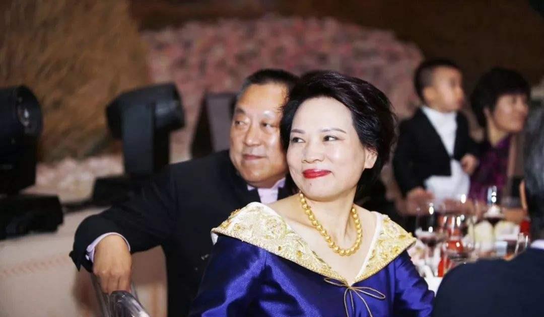 [义乌]从女首富到“女首负”，资产从800亿到负债357亿，是什么毁了她