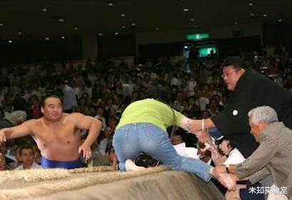 日本女子相扑辛酸史:因\不洁\被禁止上台,被当成\揽客\工具