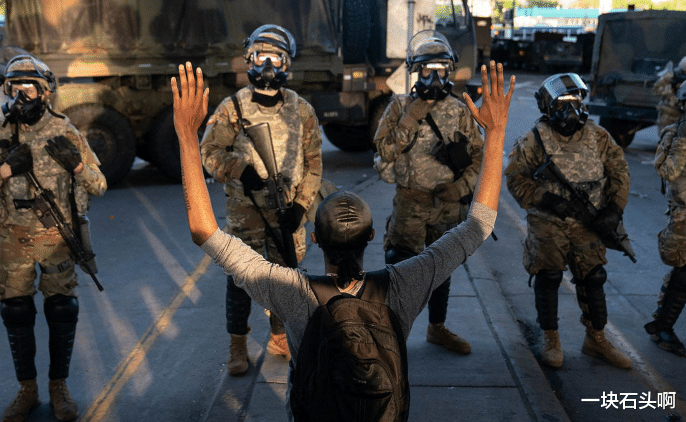 「白宫」美州长、国民警卫队全部“叛变”！白宫彻底“沦陷”！门前飘起中国旗帜