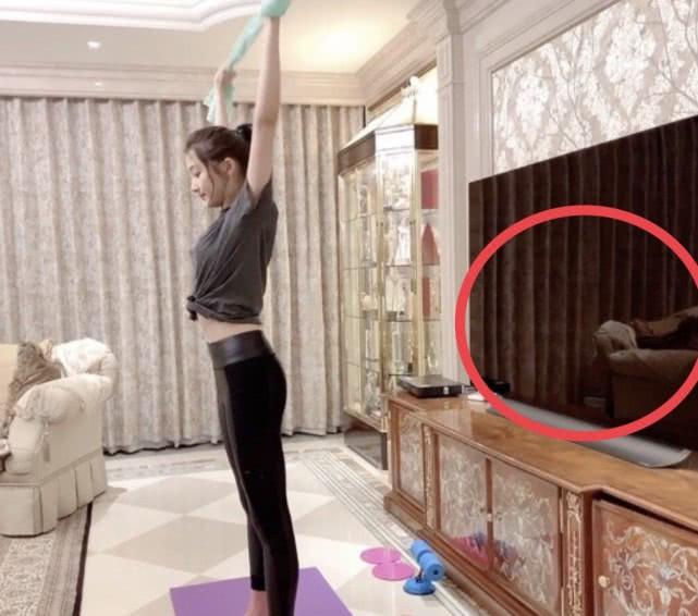 关晓彤■关晓彤晒美照，不料电视却反射家中“人影”，网友：傻狍子还藏呢？