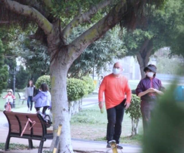 搜神传：美人迟暮！58岁关之琳素颜现身下垂明显，与“光头叔”疑同居试婚