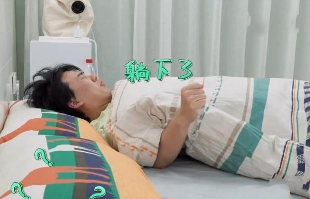 郭麒麟|郭麒麟清晨起床被镜头冒犯到，可谁注意床头物品？还是爸爸教得好