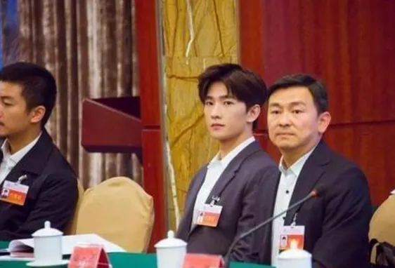 胡歌■都说人民大会堂是“卸妆水”,杨幂还好,看到胡歌:真有37岁?