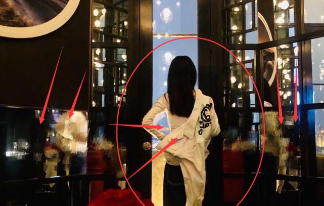 赵丽颖■赵丽颖晒出穿衣背影图，有谁注意镜子里的人？冯绍峰评论区炸锅了