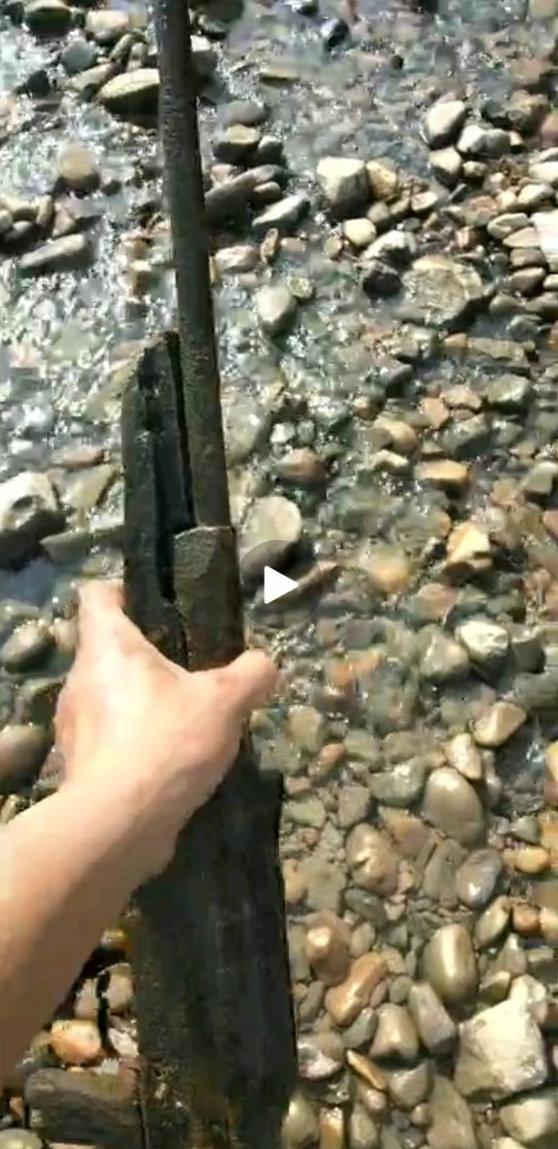 |男子钓鱼连续钓起两把“枪”来,网友:水下到底有多少把?