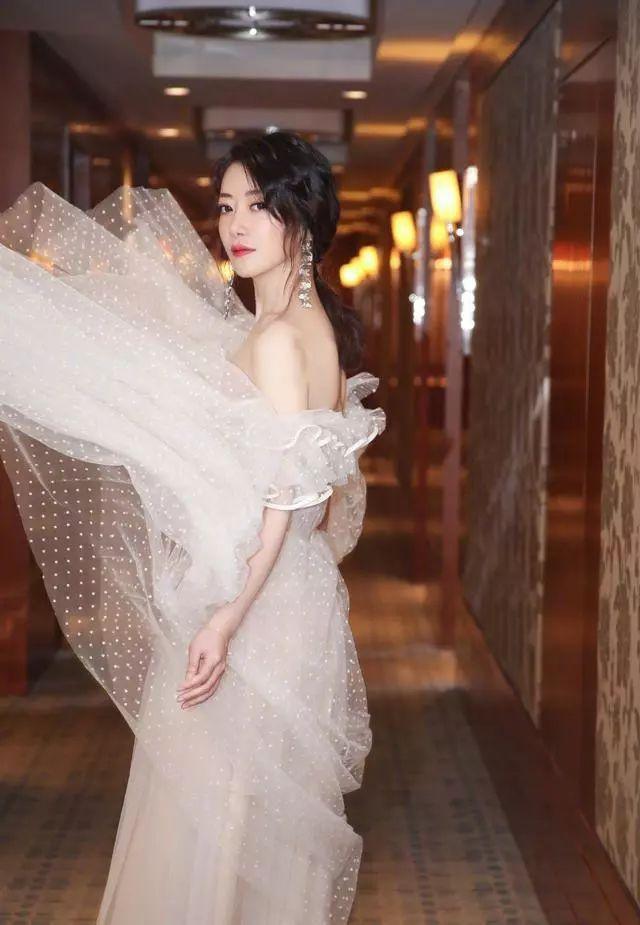 曾伟权|她从娱乐圈宠儿变弃儿，今沦为18线配角，导演：她便宜好用！