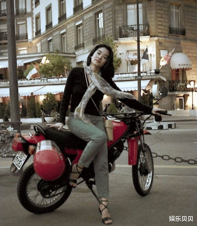 林青霞|林青霞诠释美人在骨不在皮，年轻时风华绝代，66岁时依然透着美