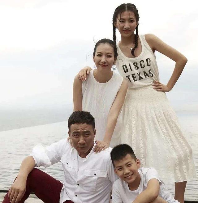 尔冬升|有一种“发育过猛”叫胡军的女儿,看她的海边照后,网友:小鹿乱撞呀!