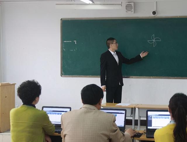 你可以理解为面试的时候用眼神和评委交流,当然评委老师,不是全部都看